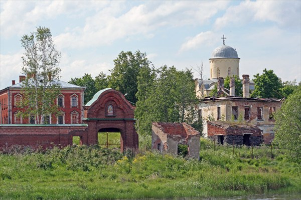 Вид на Успенский женский монастырь.